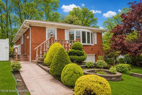 Photo of 572 Mosel Avenue, Staten Island, NY 10304 (MLS # 2602287)