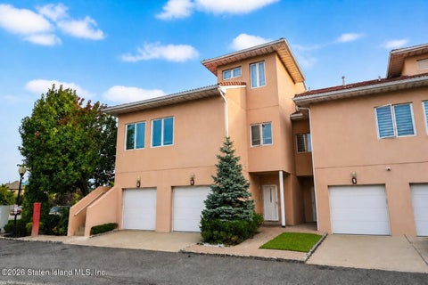 Condo For Sale - 5 Harbour Court<br/> Staten Island, NY 10308