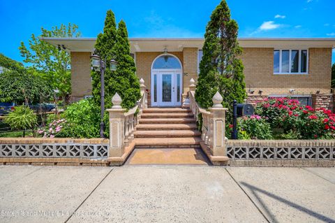 Photo of 95 Woodlawn Avenue, Staten Island, NY 10305 (MLS # 1159020)