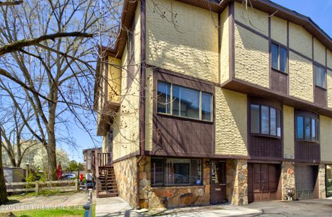 Photo of 14 Parkview Loop, Staten Island, NY 10314 (MLS # 2600842)