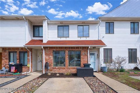 Photo of 15 Stratford Court, Staten Island, NY 10314 (MLS # 2601589)