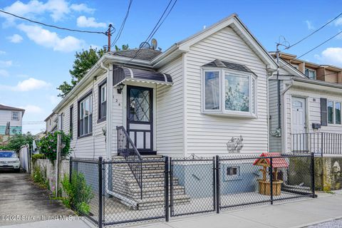 Photo of 124 Hett Avenue, Staten Island, NY 10306 (MLS # 2505121)