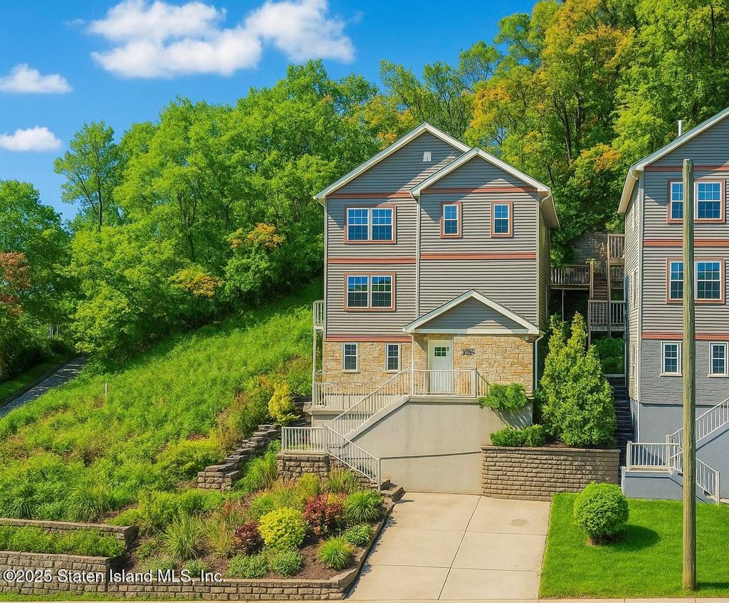 Photo of 10 Wandel Avenue, Staten Island, NY 10304 (MLS # 2506354)