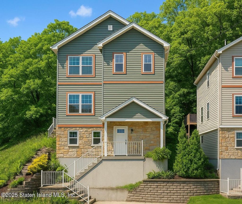 Photo of 10 Wandel Avenue, Staten Island, NY 10304 (MLS # 2506354)