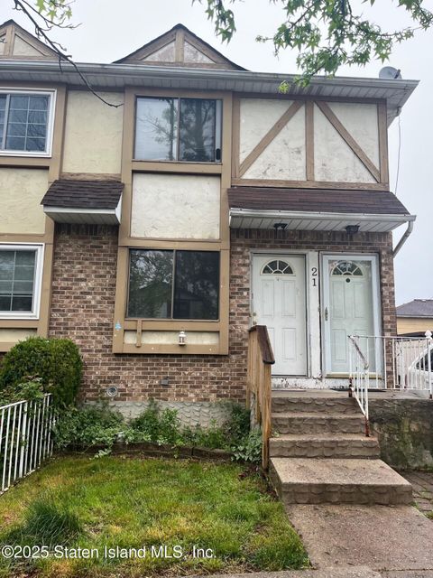Photo of 21 Luke Court, Staten Island, NY 10306 (MLS # 2502537)