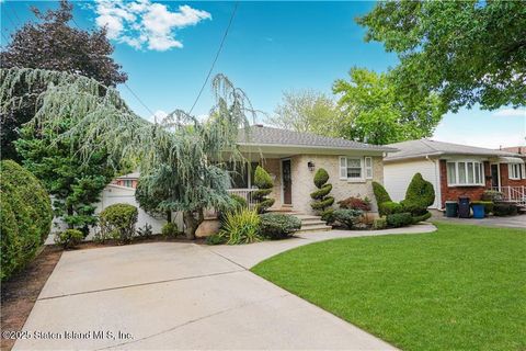 Photo of 381 Burgher Avenue, Staten Island, NY 10305 (MLS # 2506032)