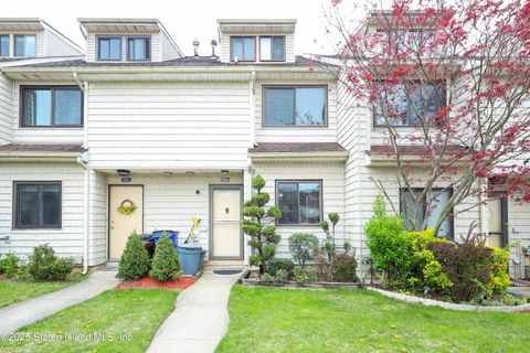 Photo of 261 Signs Road #E, Staten Island, NY 10314 (MLS # 2502205)