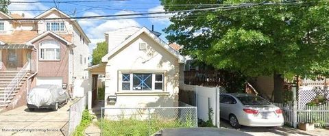 Photo of 747 Patterson Avenue, Staten Island, NY 10306 (MLS # 1158689)