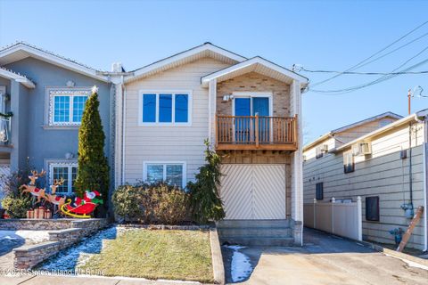 Photo of 382 Grantwood Avenue, Staten Island, NY 10312 (MLS # 2500233)
