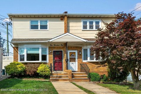 Photo of 101 Midland Avenue, Staten Island, NY 10306 (MLS # 1163125)