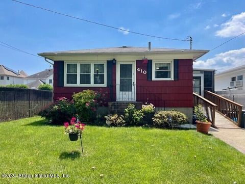 Photo of 410 Bradford Avenue, Staten Island, NY 10309 (MLS # 2403155)