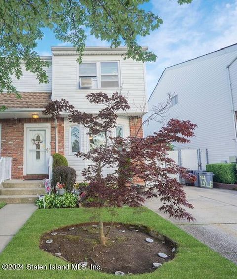 Photo of 12 Lyle Court, Staten Island, NY 10306 (MLS # 2403989)