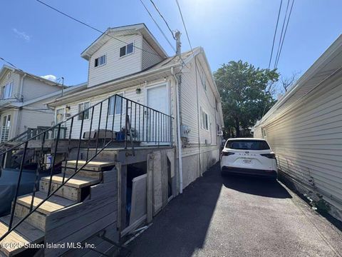 Photo of 184 Freeborn Street, Staten Island, NY 10306 (MLS # 2507089)