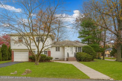 Photo of 35 Shawnee Street, Staten Island, NY 10301 (MLS # 2600235)