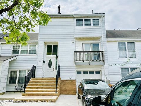 Photo of 30 Barclay Circle, Staten Island, NY 10312 (MLS # 1161885)