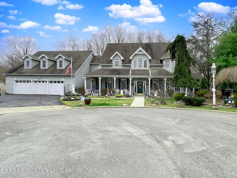 Photo of 55 Emerald Court, Staten Island, NY 10309 (MLS # 2400503)