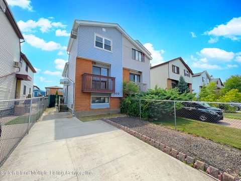 Photo of 300 Travis Avenue, Staten Island, NY 10314 (MLS # 1162584)