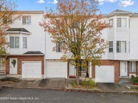 Photo of 224 Aspen Knoll Way, Staten Island, NY 10312 (MLS # 2406577)