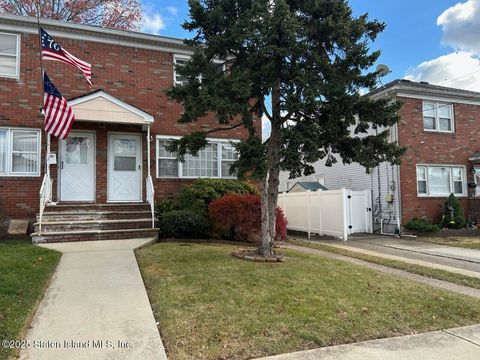 Photo of 123 Cranford Avenue, Staten Island, NY 10306 (MLS # 2500422)