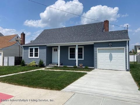 Photo of 77 Kirshon Avenue, Staten Island, NY 10314 (MLS # 1164415)