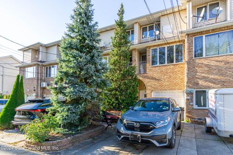 Photo of 29 Winfield Avenue, Staten Island, NY 10305 (MLS # 2405967)