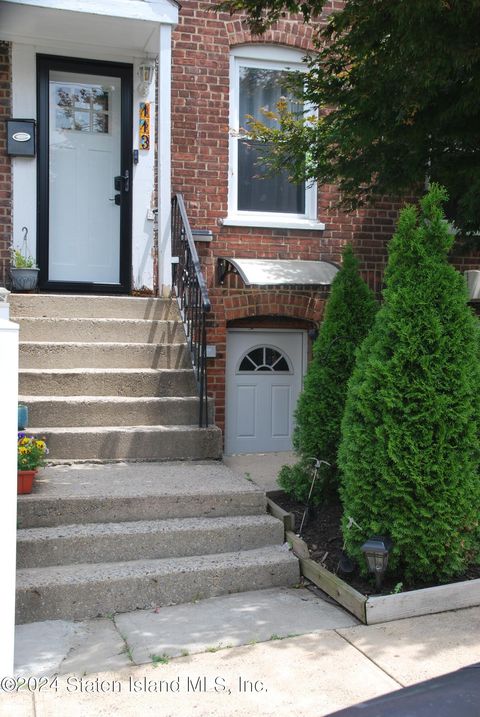 Photo of 113 Pendleton Place, Staten Island, NY 10301 (MLS # 2404436)