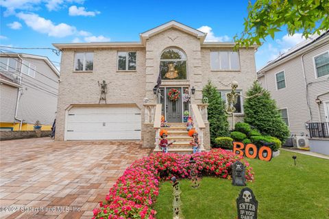 Photo of 61 Weiner Street, Staten Island, NY 10309 (MLS # 2405694)