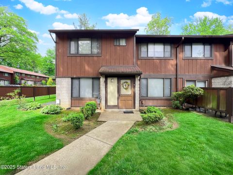Photo of 61 Stone Lane, Staten Island, NY 10314 (MLS # 2502706)
