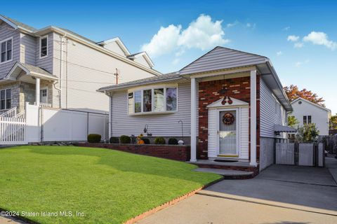 Photo of 235 Robinson Avenue, Staten Island, NY 10312 (MLS # 2405918)