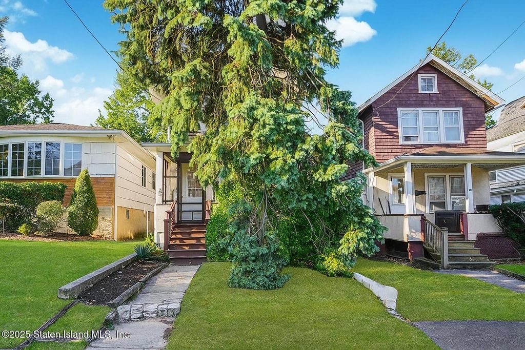 Photo of 200 Barnard Avenue, Staten Island, NY 10307 (MLS # 2506554)