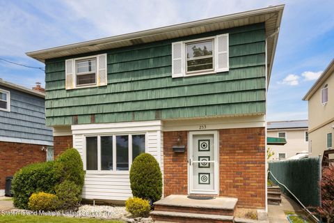Photo of 253 Adelaide Avenue, Staten Island, NY 10306 (MLS # 1162111)