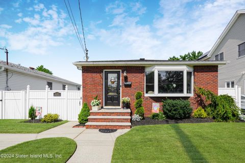 Photo of 131 Retford Avenue, Staten Island, NY 10312 (MLS # 2403948)