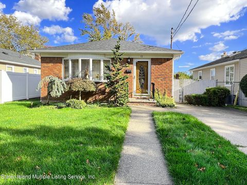 Photo of 12 Osage Lane, Staten Island, NY 10312 (MLS # 1164961)
