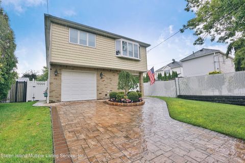 Photo of 84 Weaver Street, Staten Island, NY 10312 (MLS # 1163235)