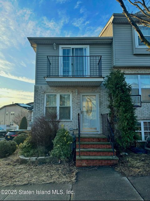 Photo of 16 Sky Lane, Staten Island, NY 10304 (MLS # 2500643)