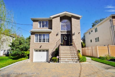 Photo of 55 Shore Acres Road, Staten Island, NY 10305 (MLS # 1154586)