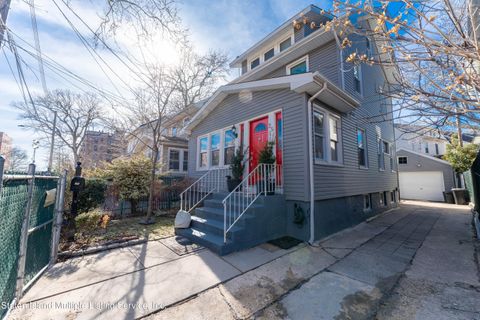 Photo of 25 Bowen Street, Staten Island, NY 10304 (MLS # 2401284)