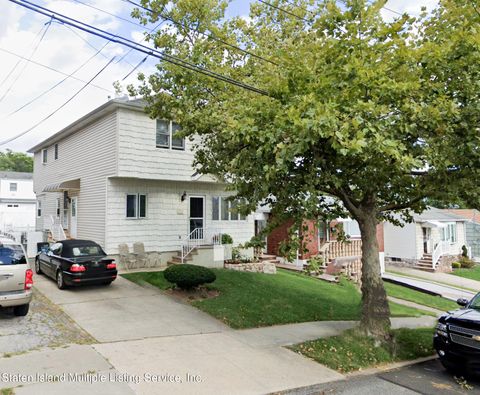 Photo of 29 Mallory Avenue, Staten Island, NY 10305 (MLS # 2400414)