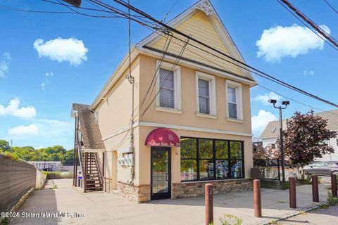 Photo of 38 Androvette Street, Staten Island, NY 10309 (MLS # 2503910)