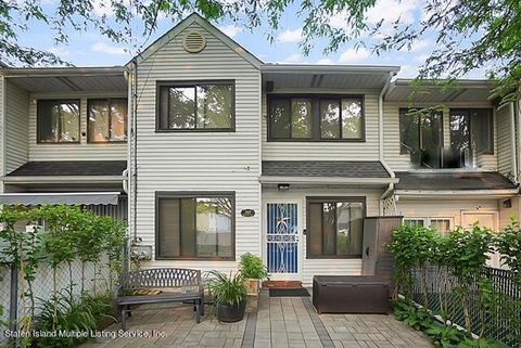 Photo of 325 Mersereau Avenue, Staten Island, NY 10303 (MLS # 1162151)