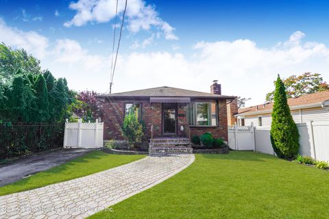 Photo of 890 Marcy Avenue, Staten Island, NY 10309 (MLS # 1165074)