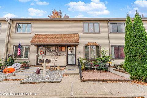 Photo of 40 Bower Court, Staten Island, NY 10309 (MLS # 2506246)