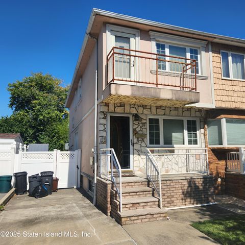 Photo of 39 Ovis Place, Staten Island, NY 10306 (MLS # 2505160)