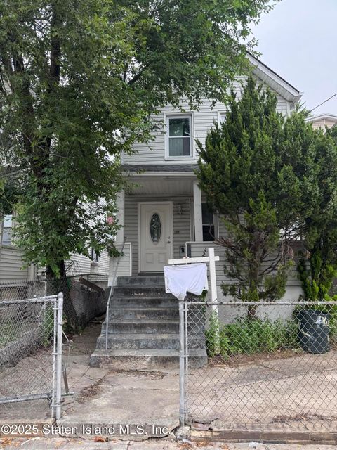 Photo of 143 Simonson Avenue, Staten Island, NY 10303 (MLS # 2406382)