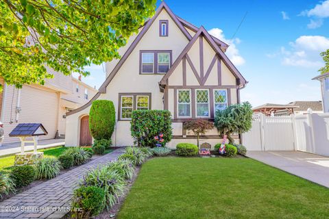 Photo of 492 Lynn Street, Staten Island, NY 10306 (MLS # 2405066)