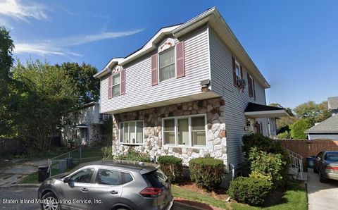 Photo of 139 Bement Court, Staten Island, NY 10301 (MLS # 1160168)