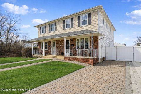 Photo of 483 Barlow Avenue, Staten Island, NY 10308 (MLS # 2601726)