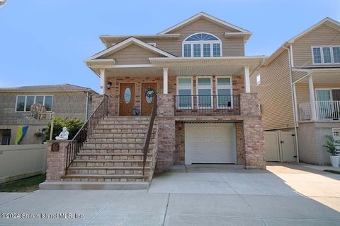 Photo of 18 Garibaldi Avenue, Staten Island, NY 10306 (MLS # 2405225)