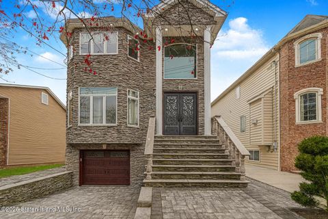 Photo of 840 Ionia Avenue, Staten Island, NY 10309 (MLS # 2507036)