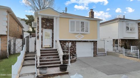 Photo of 20 Marvin Road, Staten Island, NY 10309 (MLS # 2400972)